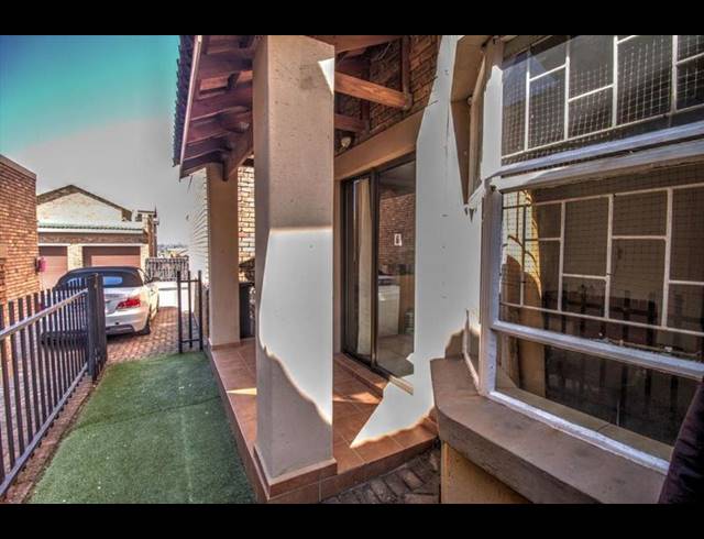 2 BEDROOM TOWNHOUSE FOR SALE IN BIRCHLEIGH